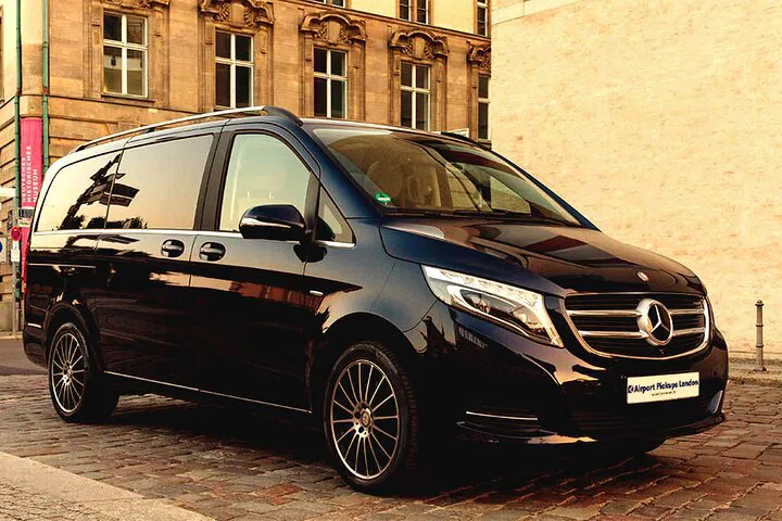 Effortless Gatwick to Bath Transfers: Your Personal Chauffeur Awaits