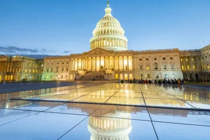 DC Night Tour: Monuments & Memorials by Bus