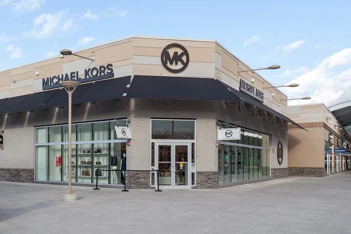 Luxury Shopping Getaway: Private Tour from Niagara Falls to Outlet Paradise