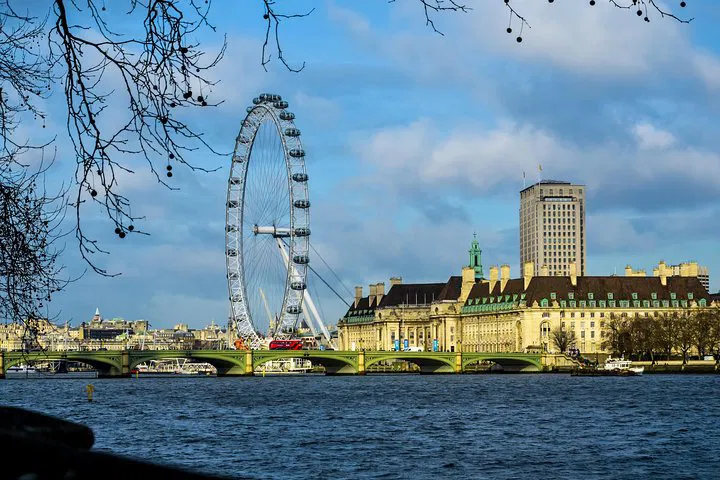 Stress-Free London Arrival: Private Gatwick Round-Trip