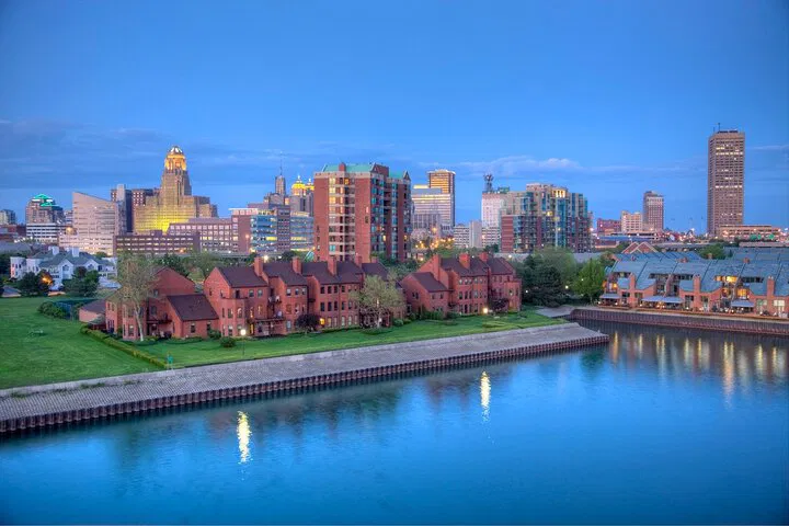 Romantic Buffalo Cityscape: Discover Beauty & History on Foot!