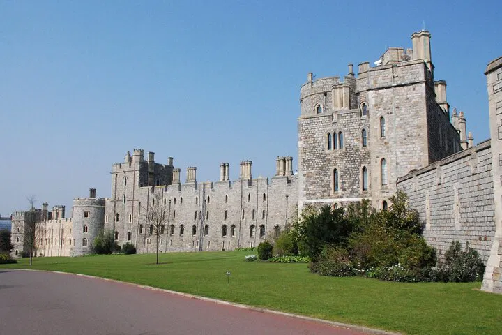 Royal Grandeur: Windsor, Bath & Stonehenge Day Trip from London