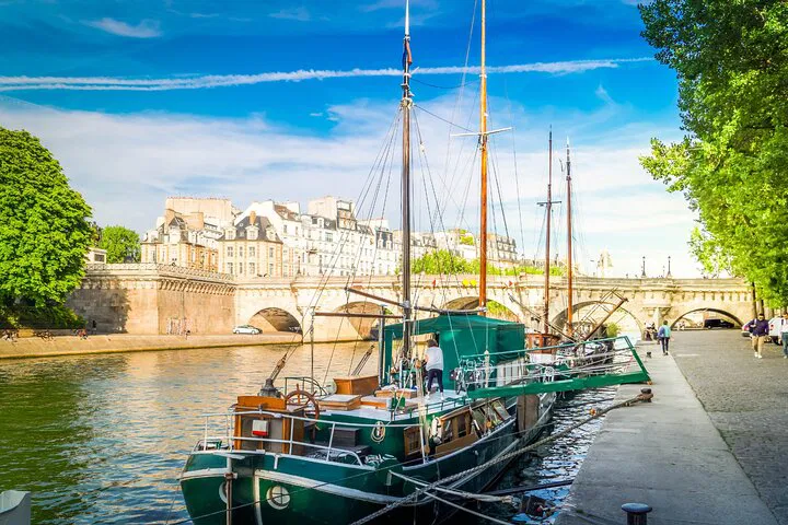 Paris Adventure: Uncover Hidden Gems with a Self-Guided Scavenger Hunt!