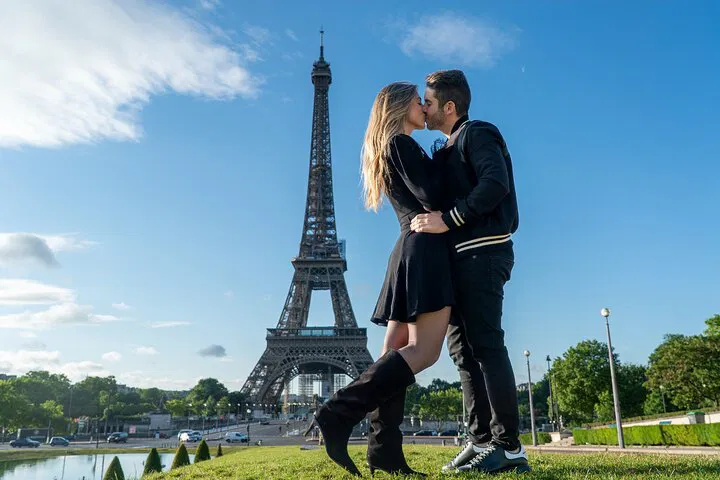 Paris: Eiffel Tower Photo Shoot for Stunning Memories