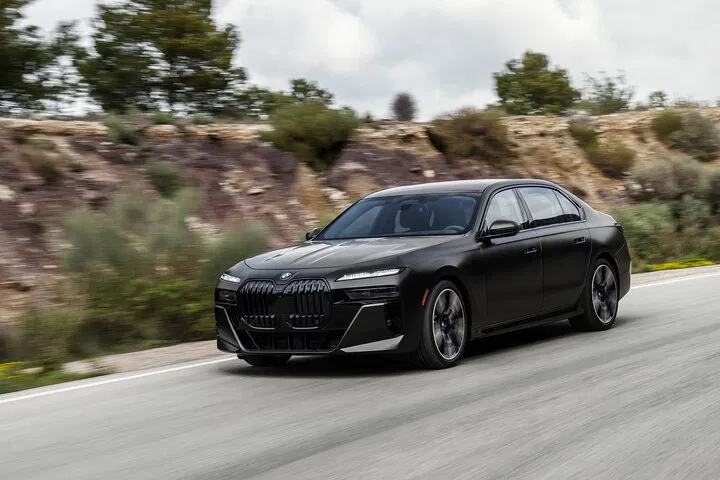 Luxury Airport Transfer: Manhattan to LGA Stress-Free!
