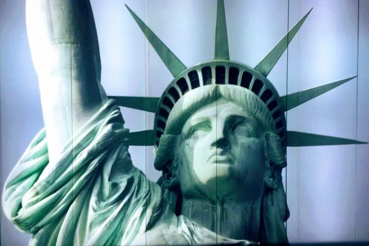 Unveiling Lady Liberty: A Spanish-Language Guided Adventure