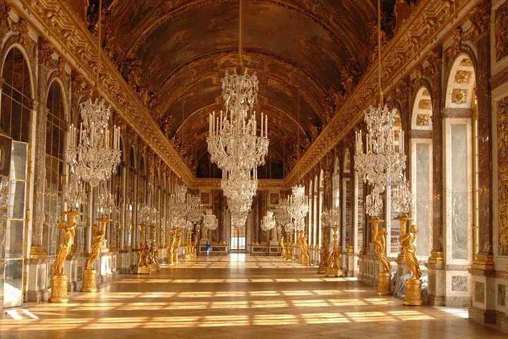 Versailles Palace: Skip-the-Line Bus Tour from Paris