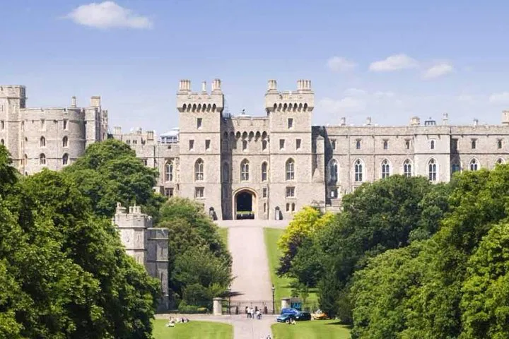 Royal History Unveiled: Windsor, Stonehenge & Bath Private Tour