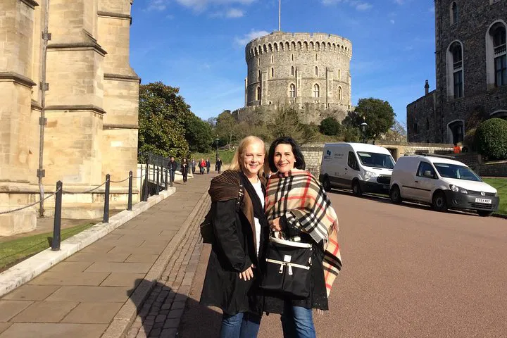 Royal Windsor: Private Roundtrip Transfer to Majesty & History