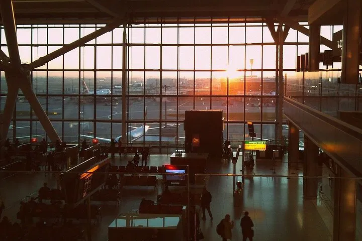 Effortless London Transfers: Heathrow to Your Doorstep (SW5-SW11)