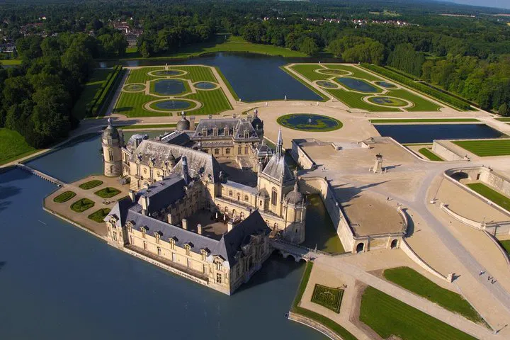 Discover Chantilly: Palace, Gardens & Horse Museum Adventure