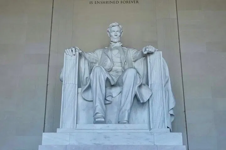 Twilight Tour: Unveiling D.C.'s Iconic Landmarks After Dark