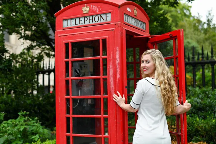 London's Iconic Backdrops: A Personalized Photoshoot Adventure