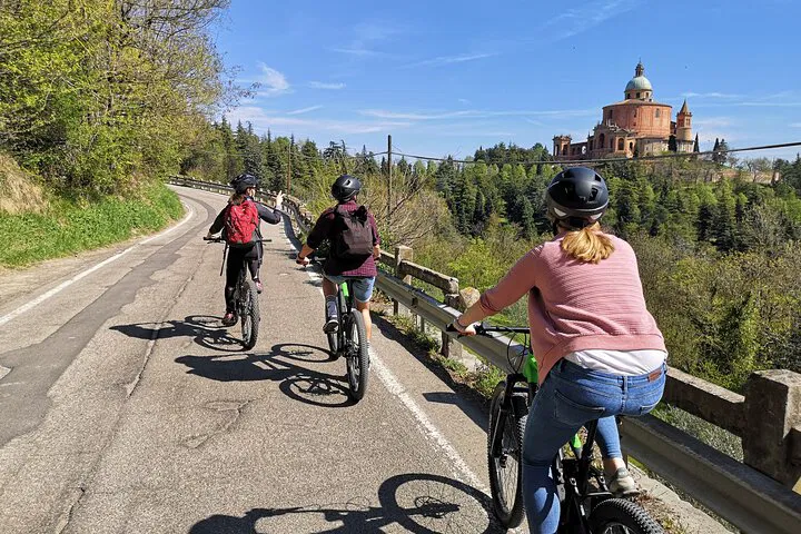 Bologna E-Bike Adventure: Explore Hidden Gems & Enjoy Aperitivo!
