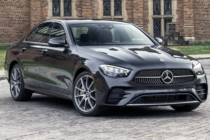 Seamless Edinburgh Arrival: Private Airport Transfer in Style