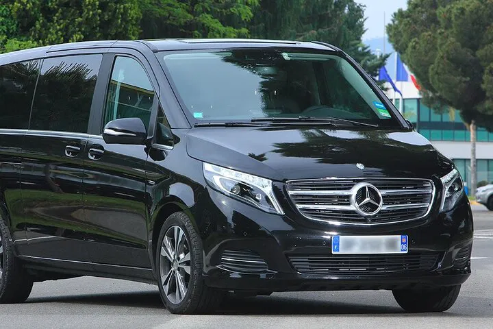 Seamless Paris Transfers: Private Airport Rides to City Center