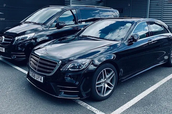 Stress-Free City Escape: Private Limo from Bath to Heathrow