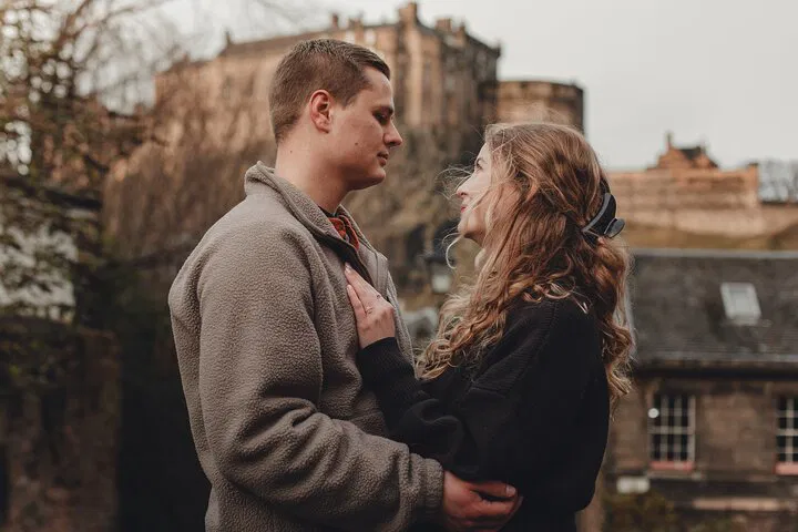 Edinburgh Photo Shoot: Capture Your Romantic Adventure!