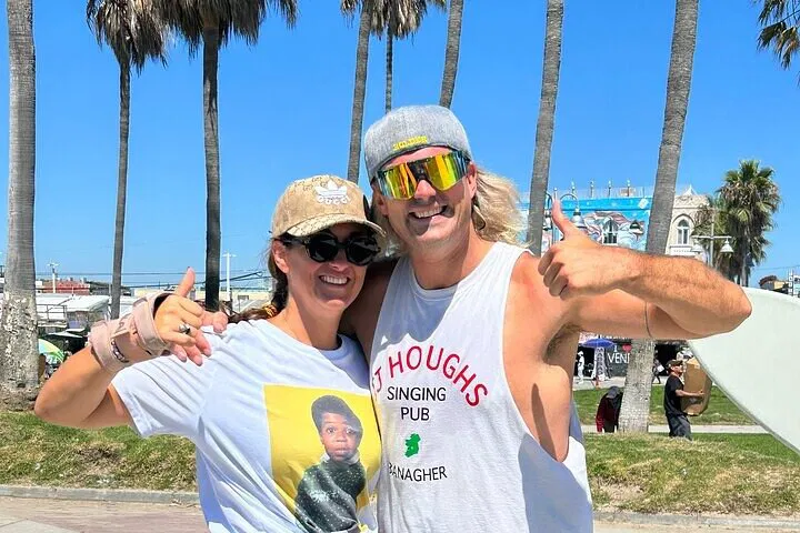 Venice Beach: Boardwalk Roller Skate Tour with a Local!
