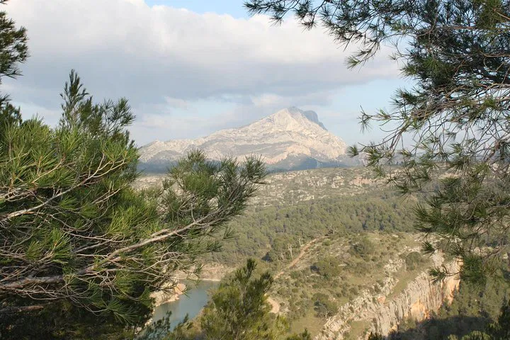 Cézanne's Provence: Art, Wine & Landscapes Await!
