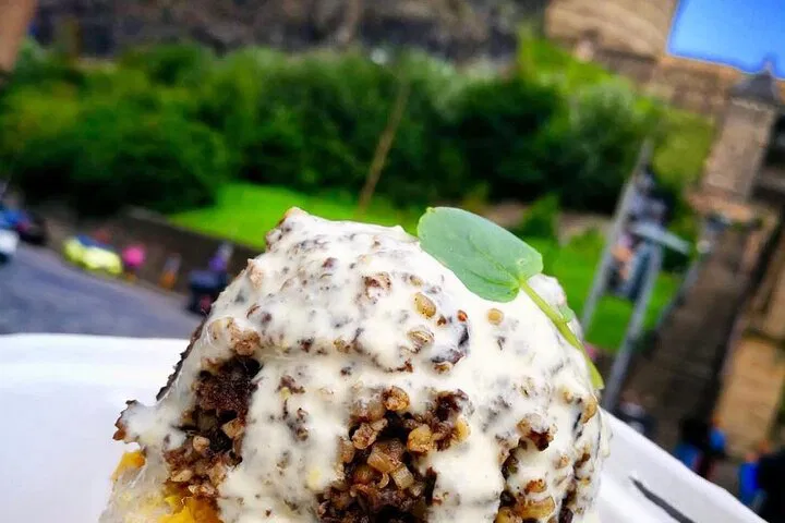 Edinburgh: Private Street Food Tour & City Highlights