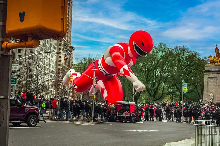 Elevate Thanksgiving: Parade Views & Brunch at Columbus Circle's Twin Tails