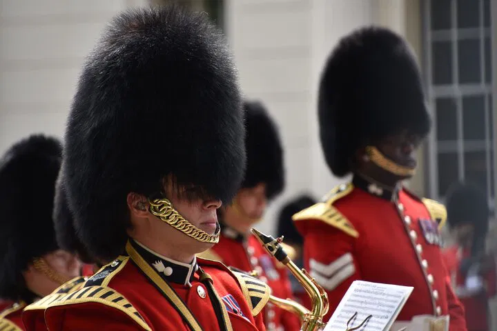 Exclusive Royal London: Witness the Changing of the Guard with a Local Expert!