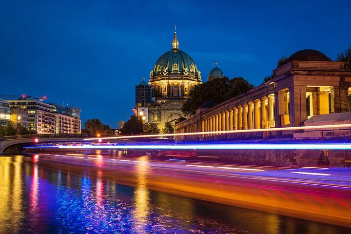Berlin Photography Masterclass: Capture Iconic Landmarks with a Pro!