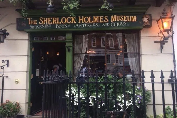 Sherlock Holmes London: Private Walking Tour Adventure