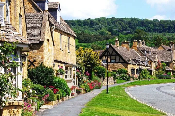 Unforgettable Cotswolds Escape: Villages, Views & Culinary Delights!