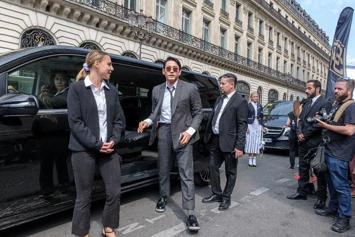 Effortless Paris Airport Transfers: Ride in VIP Style!