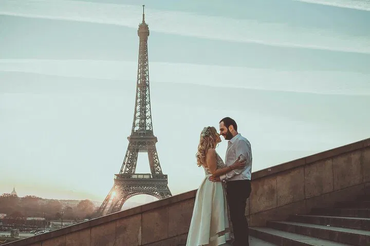Romantic Eiffel Tower Photoshoot: Capture Your Love Story in Paris