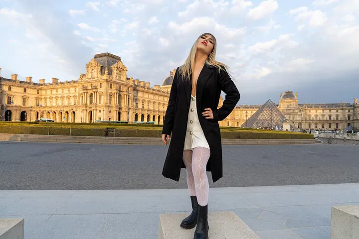 Louvre Photoshoot: Capture Paris Memories!