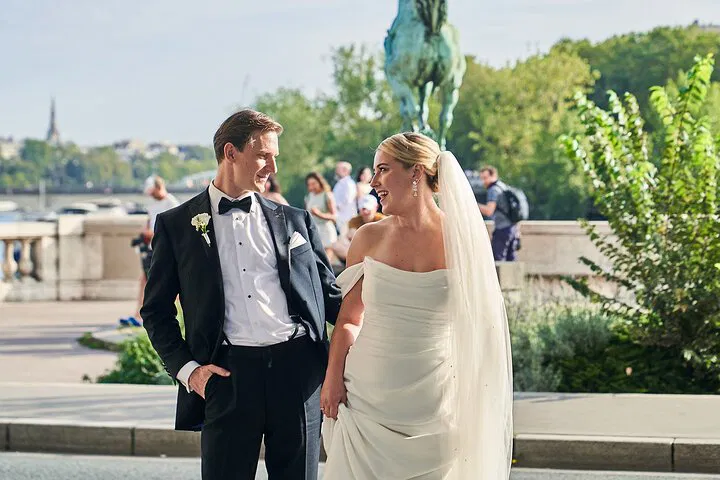 Capture Your Parisian Romance: A 1-Hour Photo Shoot Adventure