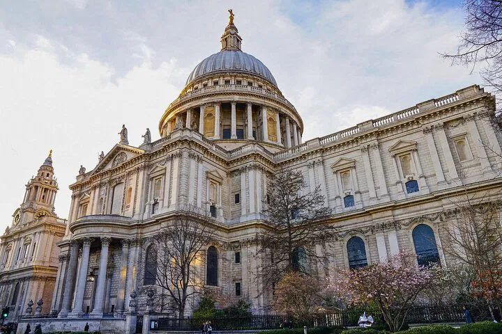 London Blitz Walking Tour: Uncover Wartime Resilience