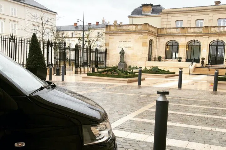 Stress-Free Paris Transfer: Reims/Epernay to City Center