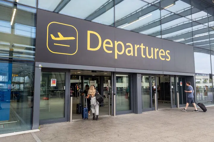 Effortless Gatwick to London Transfer: Private Car Comfort Awaits!