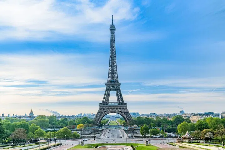 Paris Rail Adventure: Eiffel Tower Lunch & Seine Cruise