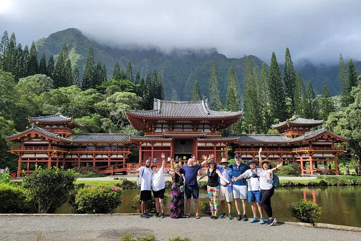 Oahu Circle Island Tour: Turtles, Temple & Treats!