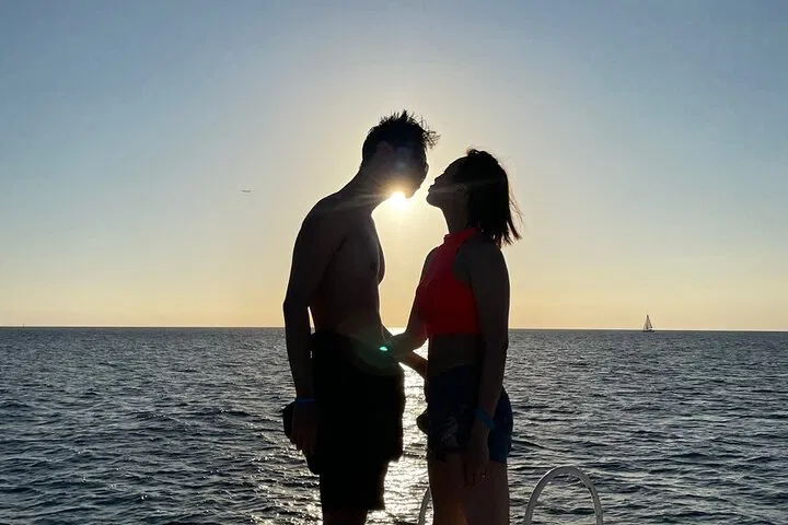 Waikiki Sunset Turtle Cruise: Wine, Snorkeling & Ocean Bliss!
