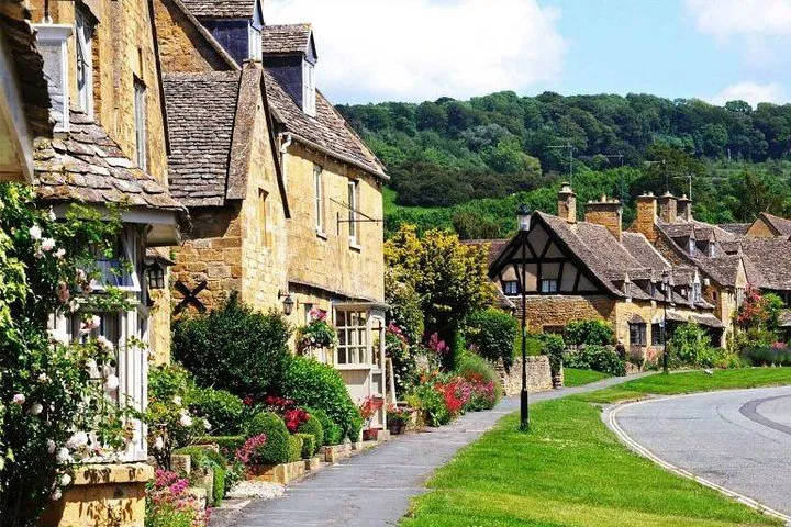 Cotswolds England Bus Tour: Uncover Hidden Gems with Expert Guides!