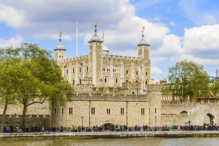 Tower of London: See Crown Jewels & Beefeater Tour