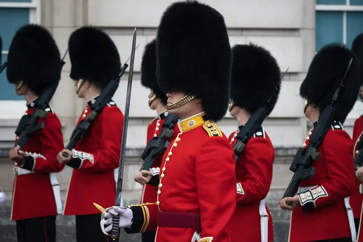 London's Top 30 Sights: See Changing of the Guard!
