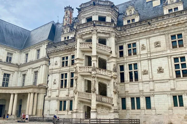 Loire Valley Castles: A Luxurious 2-Day Private Minivan Adventure