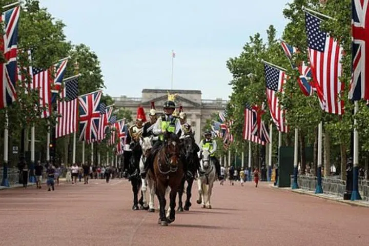 Discover London's Secrets: A Personalized Taxi Tour with a Local Expert