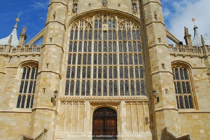 Royal History Unveiled: Windsor Castle & St George's Chapel Walking Tour