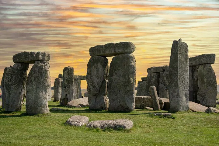 Unveil Ancient Wonders: Private Stonehenge & Bath Tour from Oxford