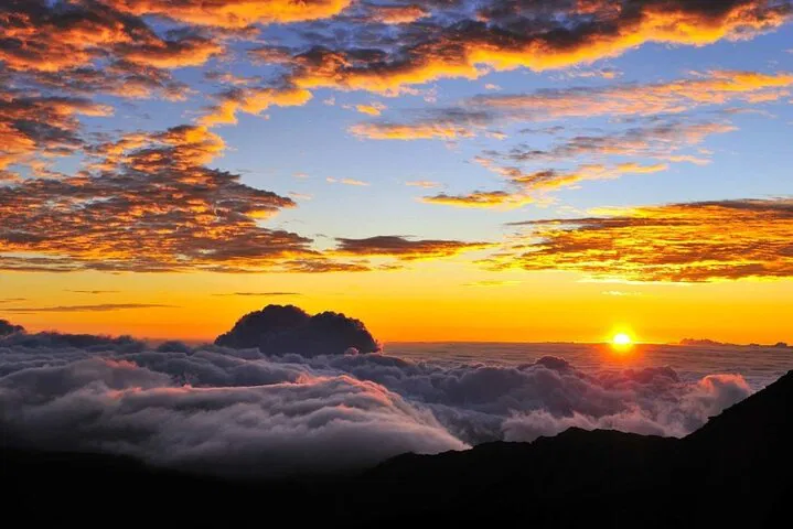 Witness Maui's Majestic Sunrise: Haleakala's Summit Spectacle