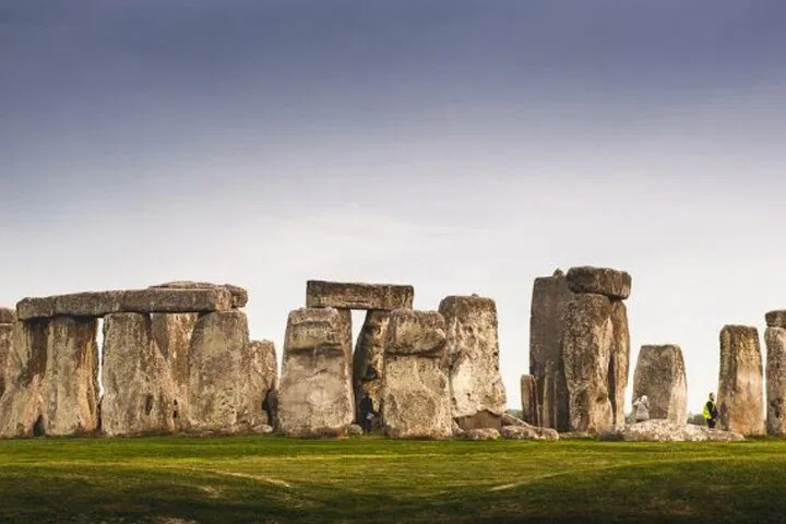 Stonehenge & Cotswolds: Full-Day Tour from Bristol