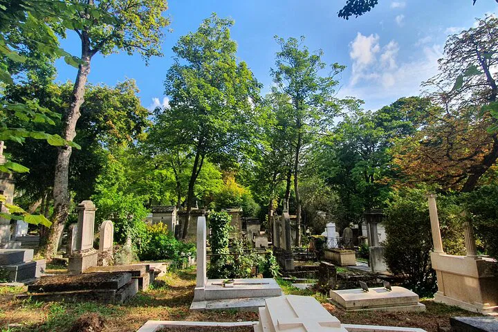 Explore Père Lachaise Cemetery: An Immersive Audio Journey with Iconic Artists